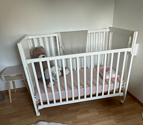 Weißes baby kinderbett aus - baby-/kinderbett,