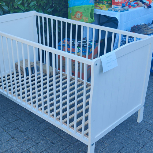 Weißes kinderbett aus holz - kinderbett,